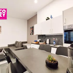 Cozy In Location With Free Parking Appartamento